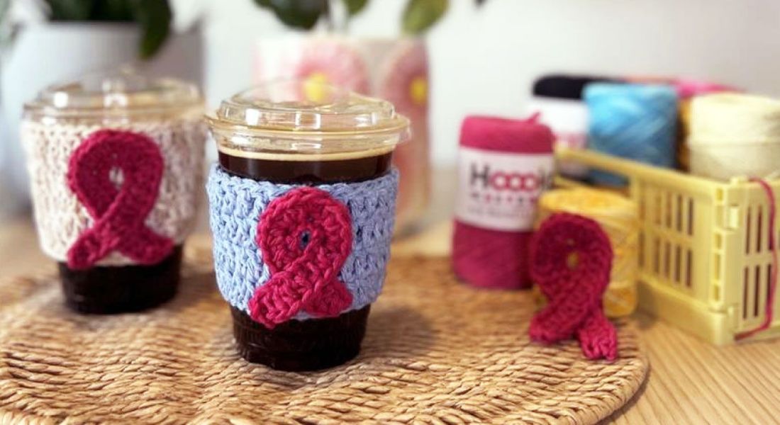 Crocheter pour une cause : Célébrez Octobre Rose avec un modèle gratuit de chauffe-tasse