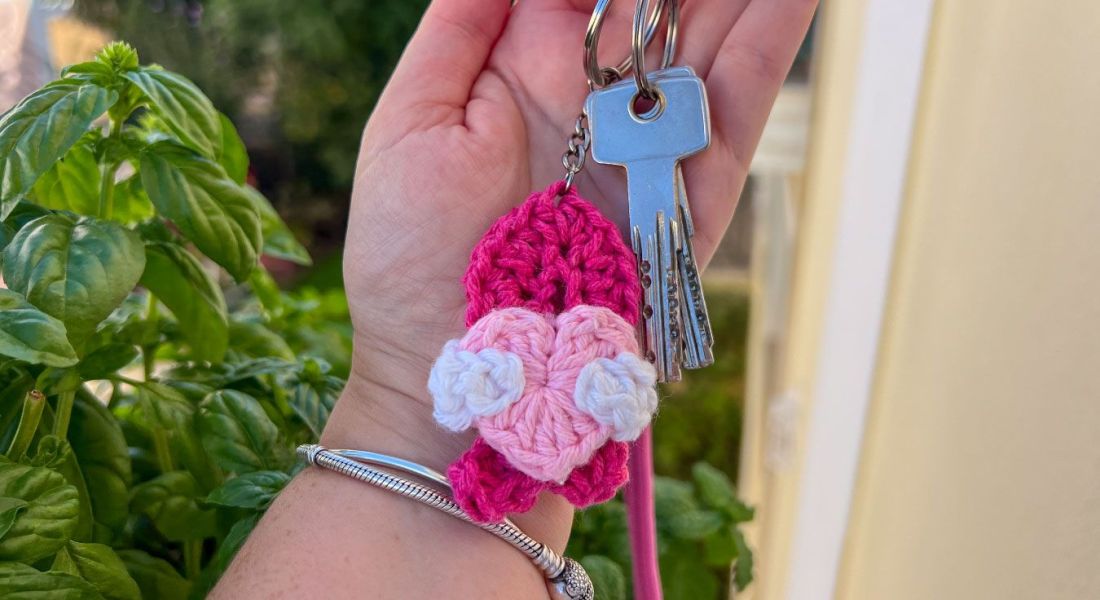 Sleutelhanger met knuffelende roze lintstrik: Gratis haakpatroon