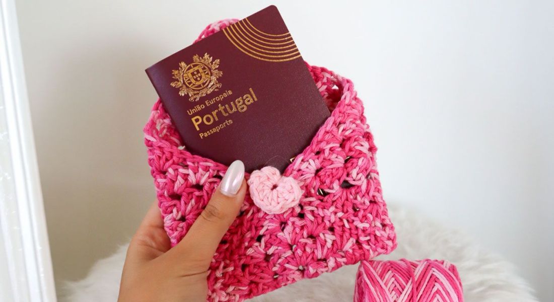 Celebra el Día del Granny Square con un patrón gratuito para tejer un monedero Granny Square