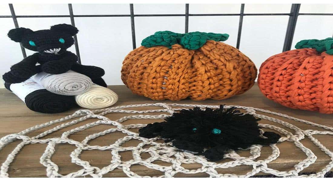 Patrones de crochet de Halloween gratuitos: ¡una araña y una telaraña espeluznantes!