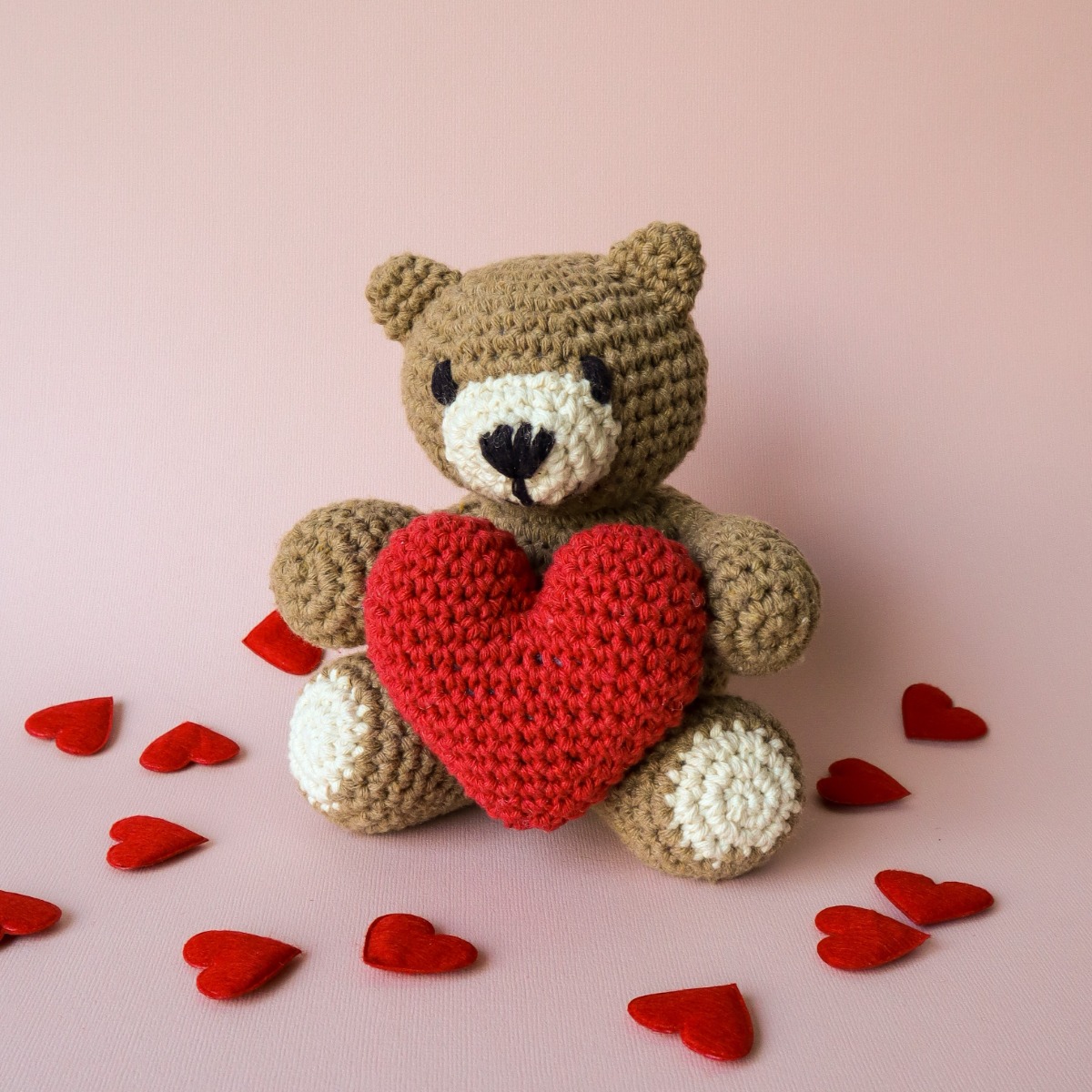 Poupée Ours En Crochet - Peluche Portative 9 Cm - Cœur Rouge - Cadeau Fait Main Anniversaire Saint-Valentin