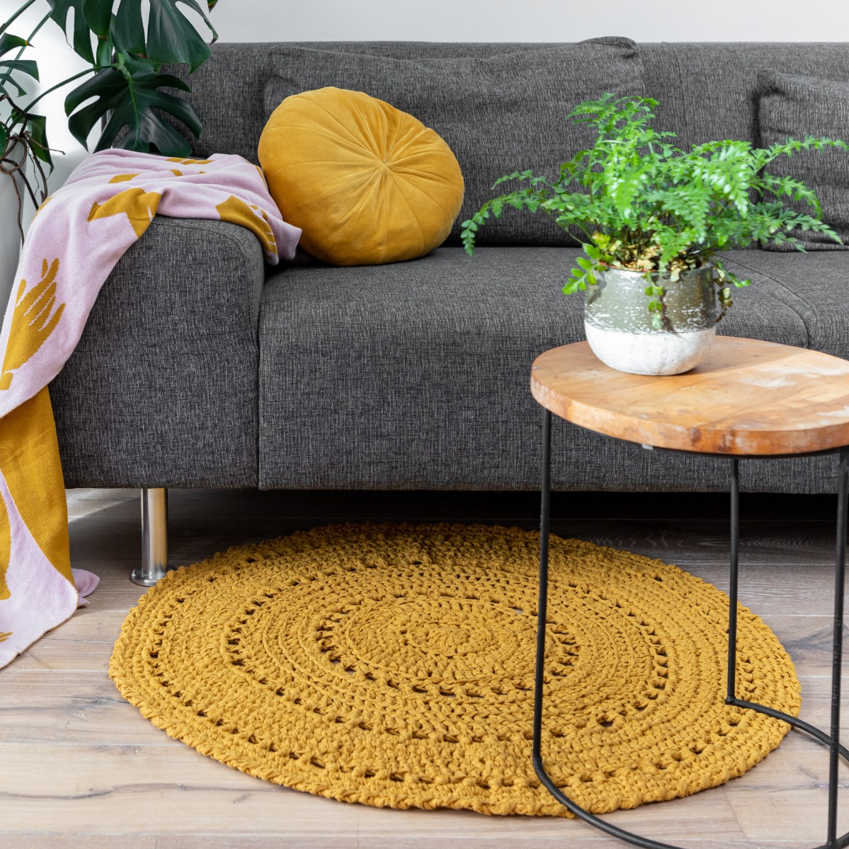 Round harvest sale table