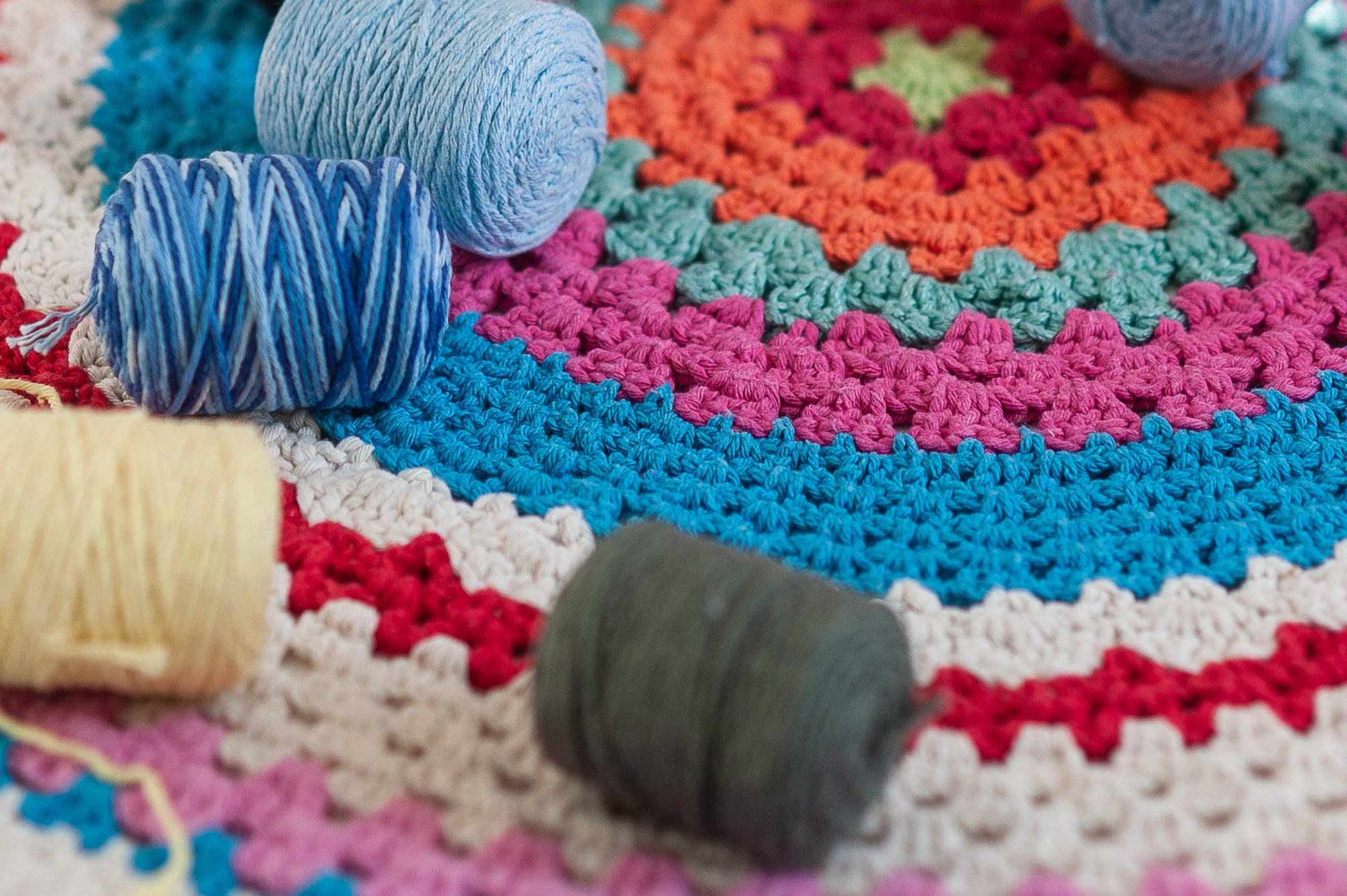 Teppich mit Garn oben drauf