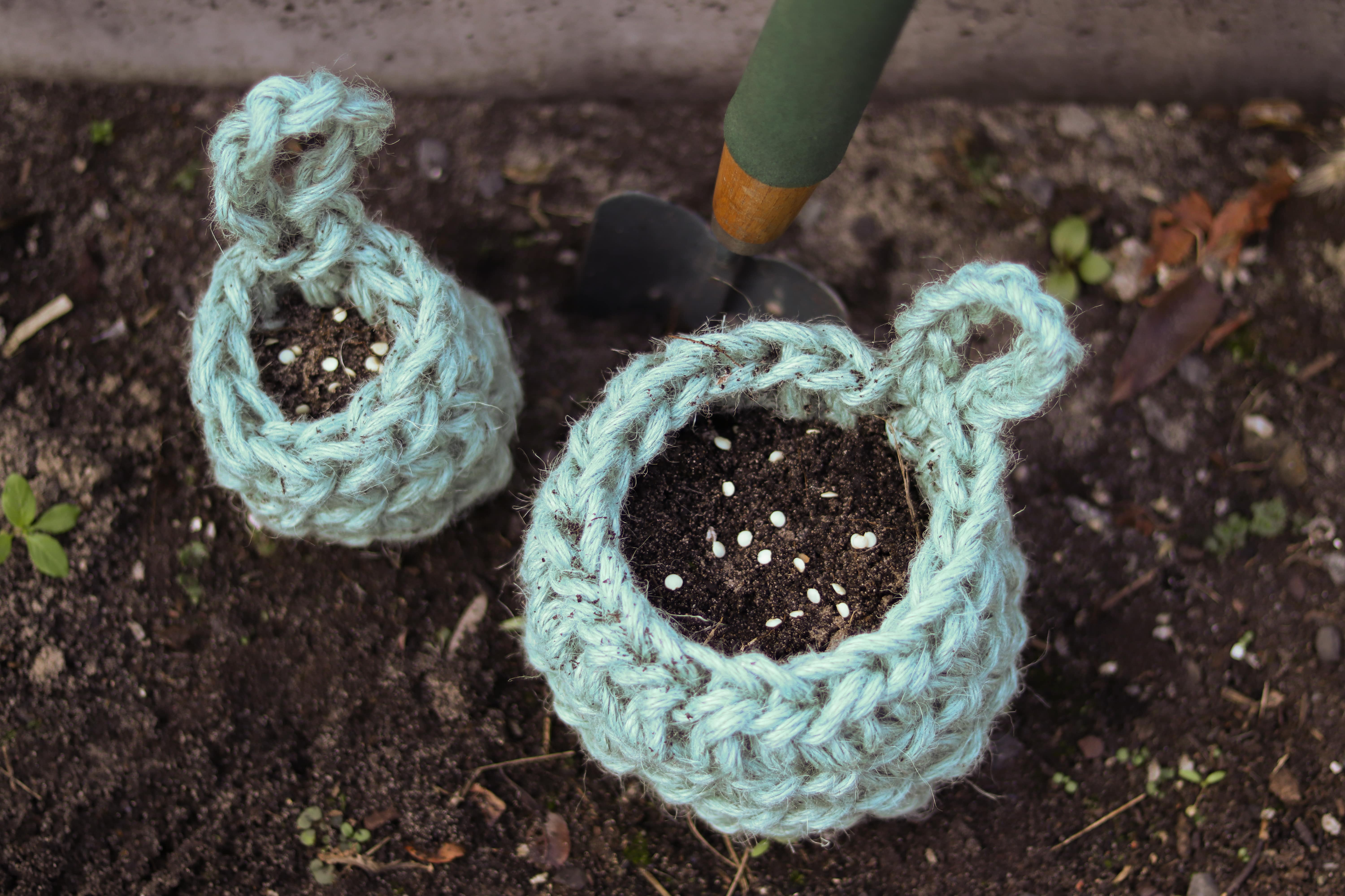 Gehäkelte Hängepflanze, crochet plant, mit Makramee-Aufhänger