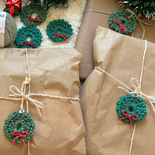 Eco-friendly Christmas gift wrapping with kraft paper, jute tossa, and crochet wreaths made with Hoooked yarns