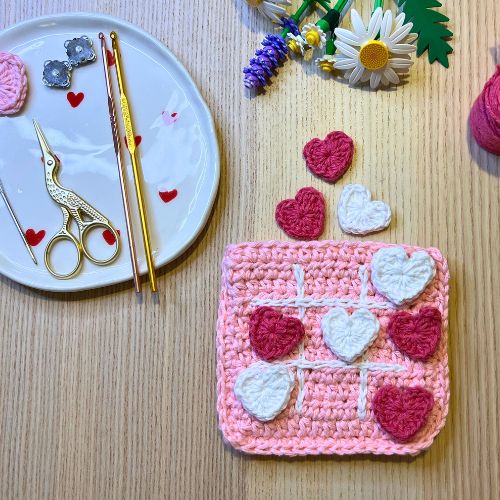 Eco-friendly Christmas gift wrapping with kraft paper, jute tossa, and crochet wreaths made with Hoooked yarns